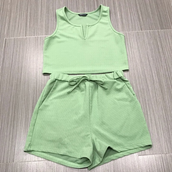 SHEIN Notch Neck Tank Crop Top & Tie Waist Shorts